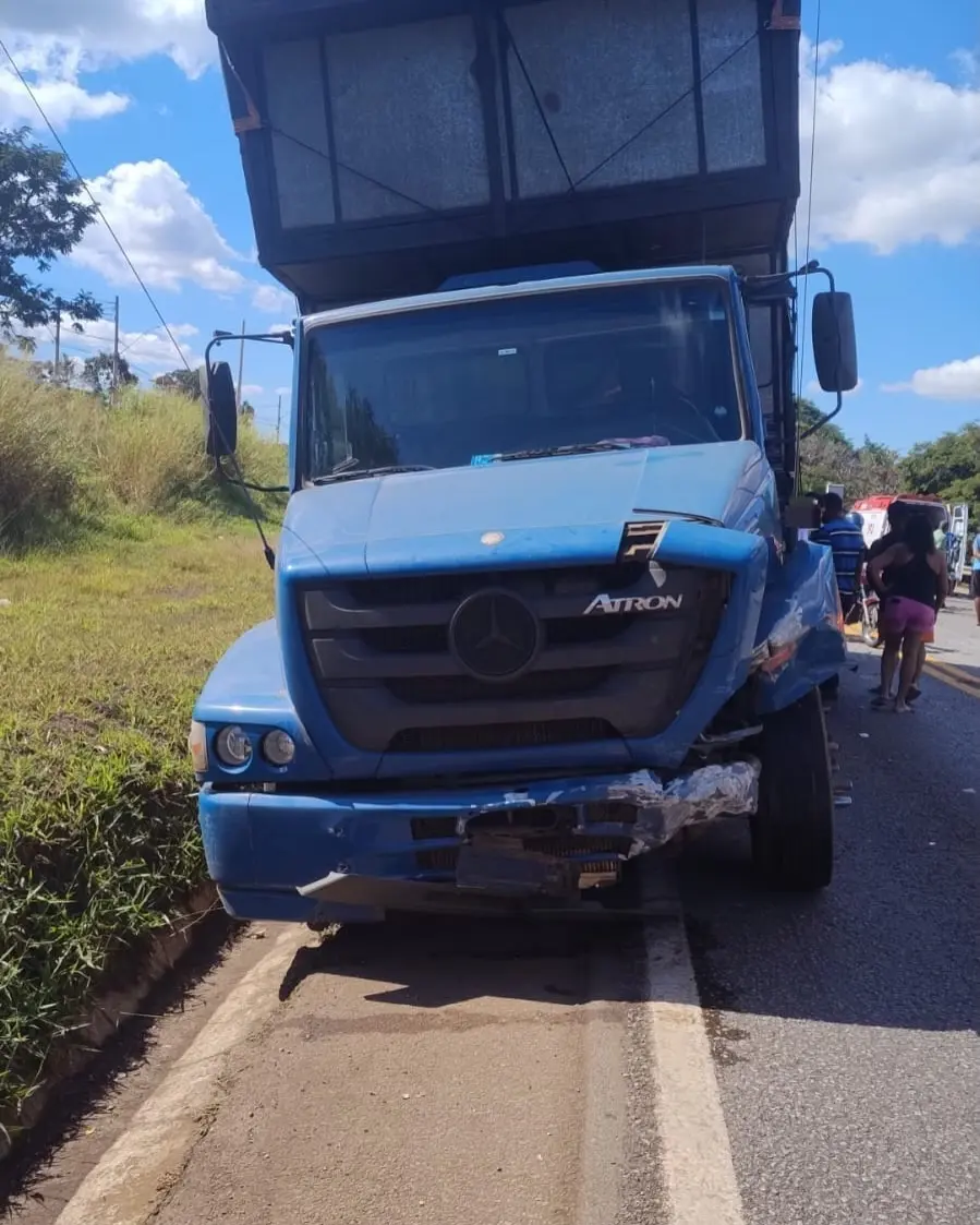 Acidente entre caminhonete, carro e caminhão deixa dois feridos