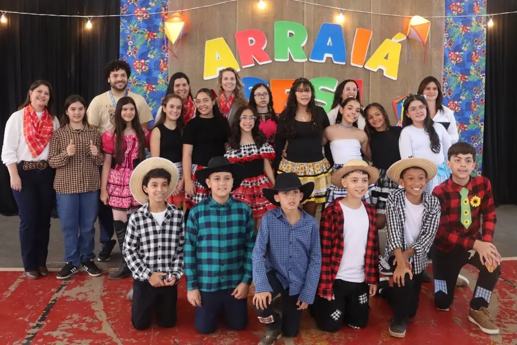 Arraiá do Sesi Itaúna com apresentações do Ensino Fundamental II