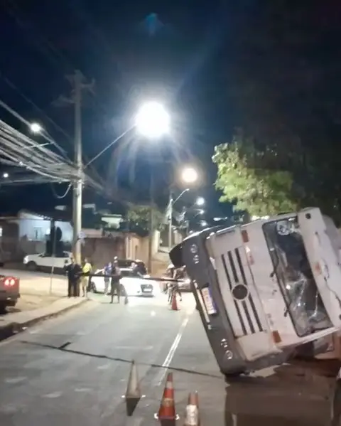 Acidente com caminhão e ônibus no Santa Edwiges