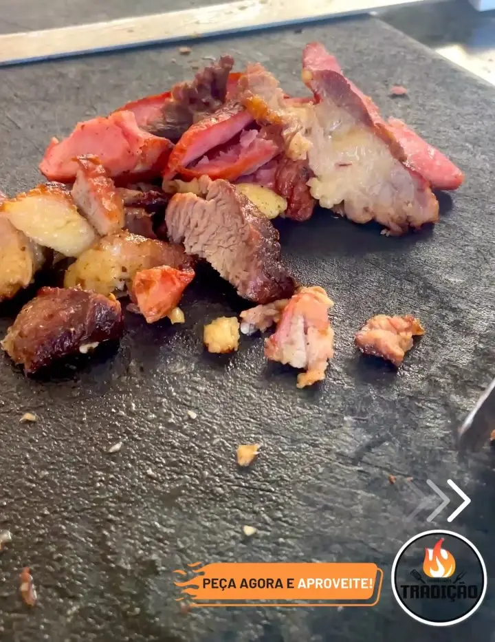 Churrasco, lasanha e peixe frito com entrega grátis
