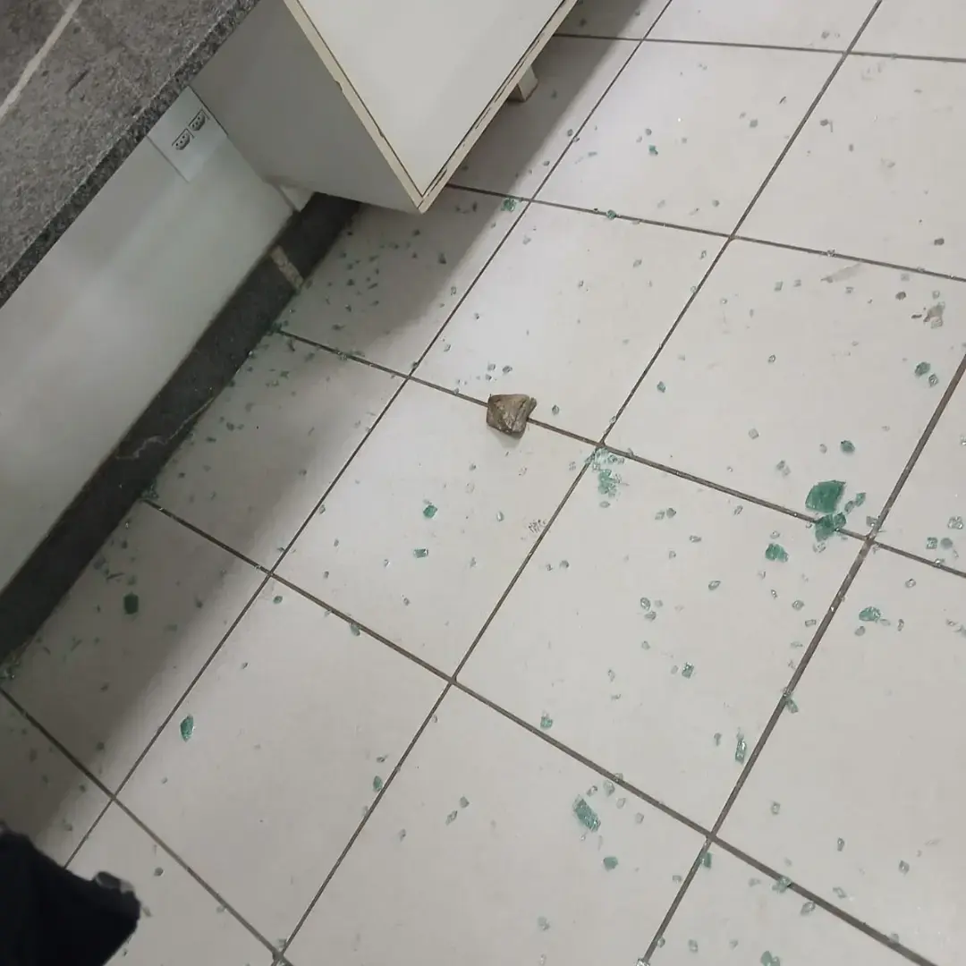 Homem causa pânico e destrói recepção de hospital em Itaúna
