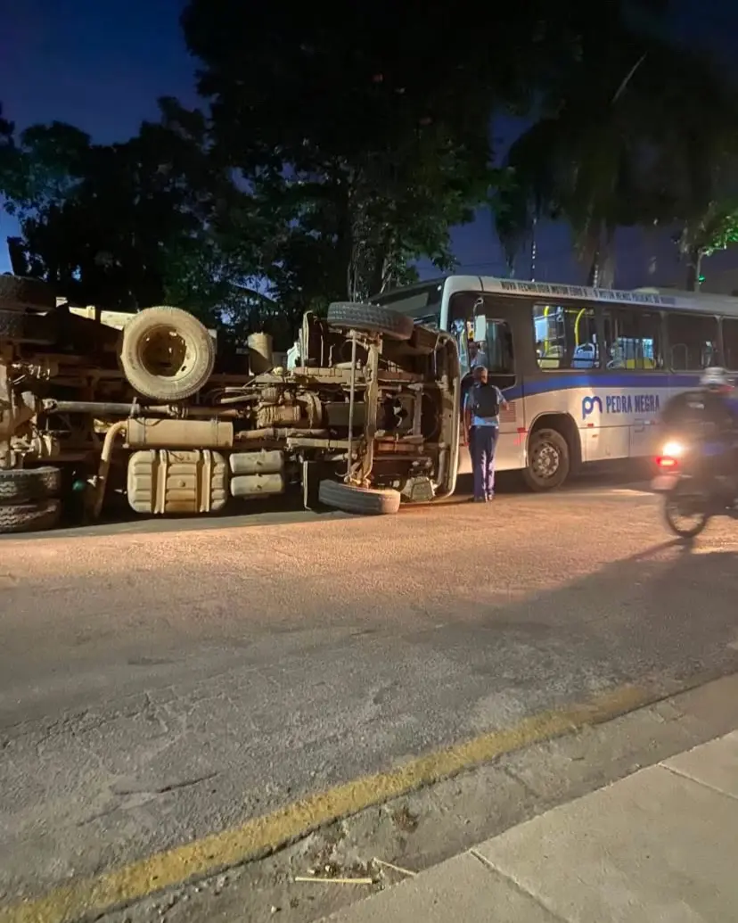 Caminhão desgovernado colide com ônibus no Santa Edwiges