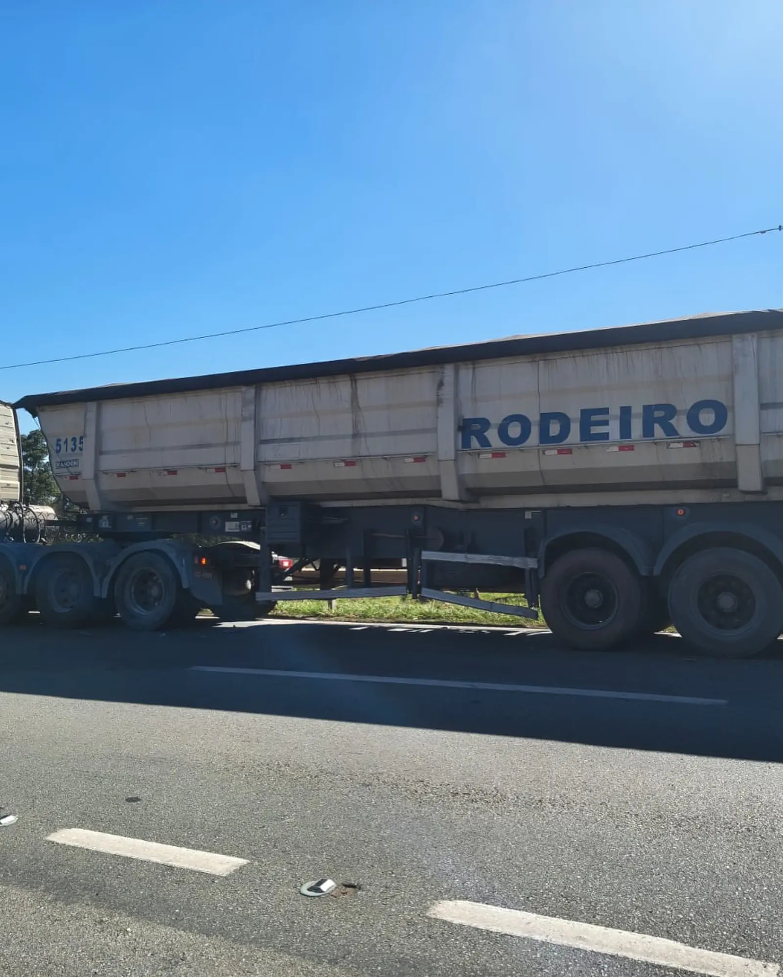 Acidente entre carro e caminhão deixa dois feridos na MG-050