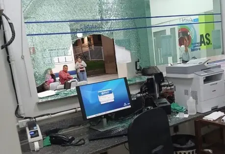 Homem danifica recepção de hospital após atendimento à esposa