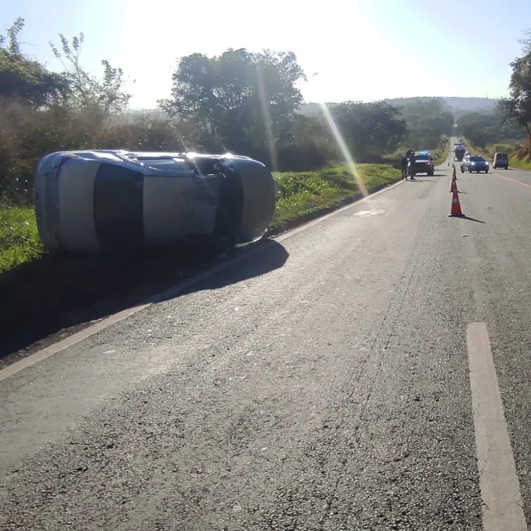 Acidente na MG-050: carro capota após desviar de ultrapassagem