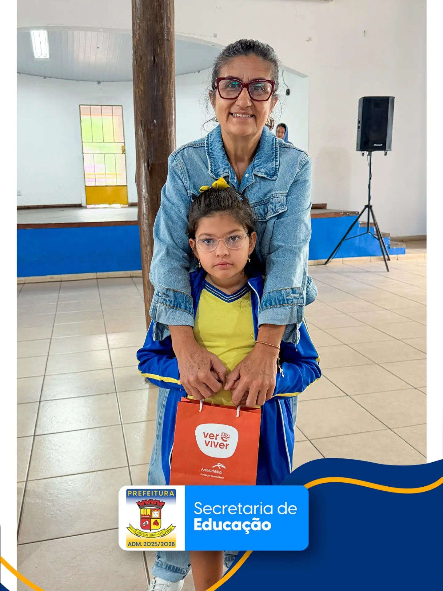 Entrega de óculos a alunos da rede municipal em Mateus Leme