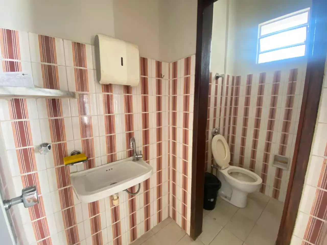 Sala comercial para alugar no Centro, com banheiro
