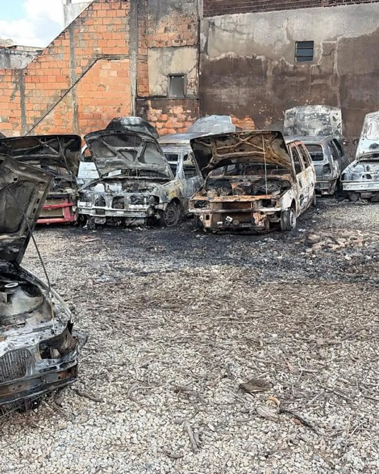 Incêndio atinge oito veículos em pátio no Lourdes
