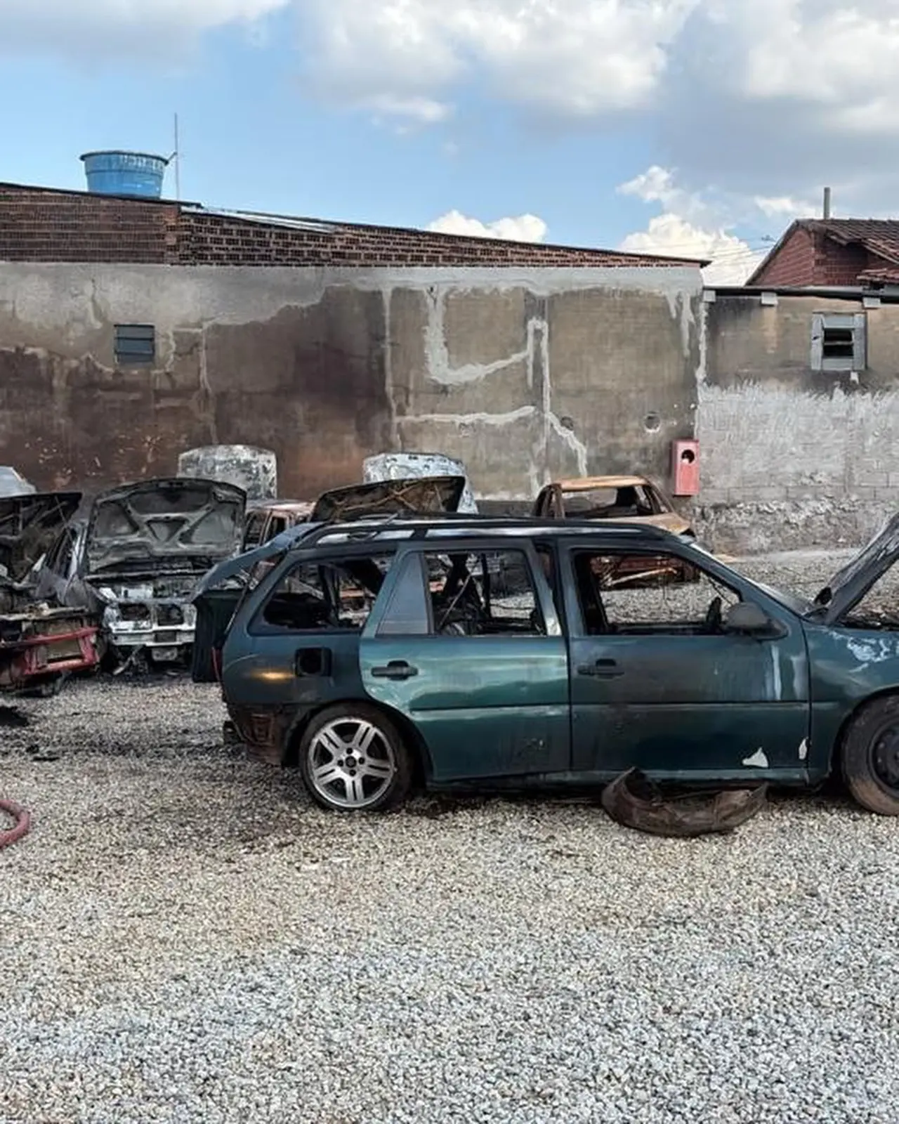 Incêndio atinge oito veículos em pátio no Lourdes