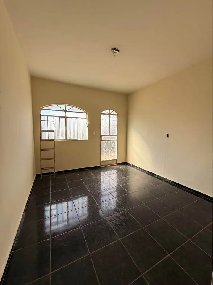 Casa com 3 quartos e suíte, garagem, para alugar