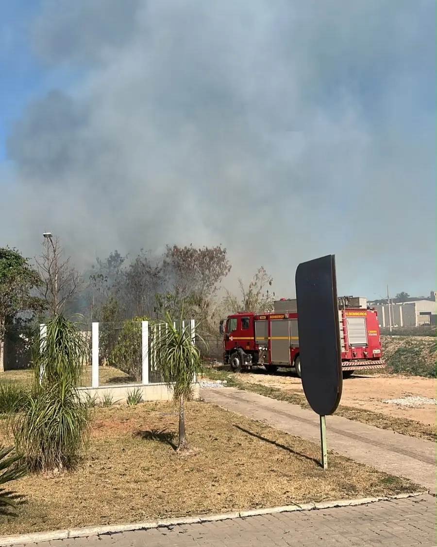 Incêndio em vegetação no Morro do Engenho