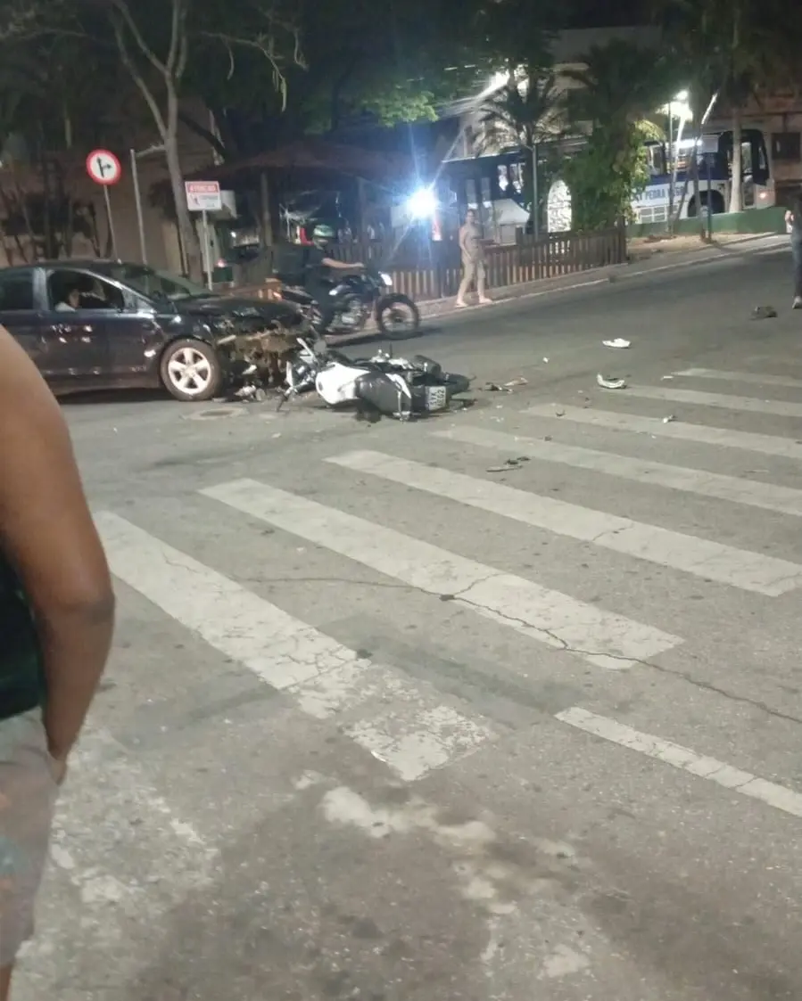Acidente entre carro e moto deixa motociclista ferido