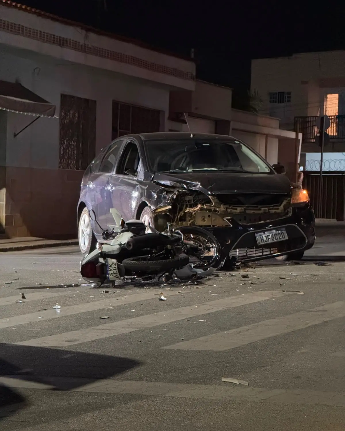 Acidente entre carro e moto deixa motociclista ferido
