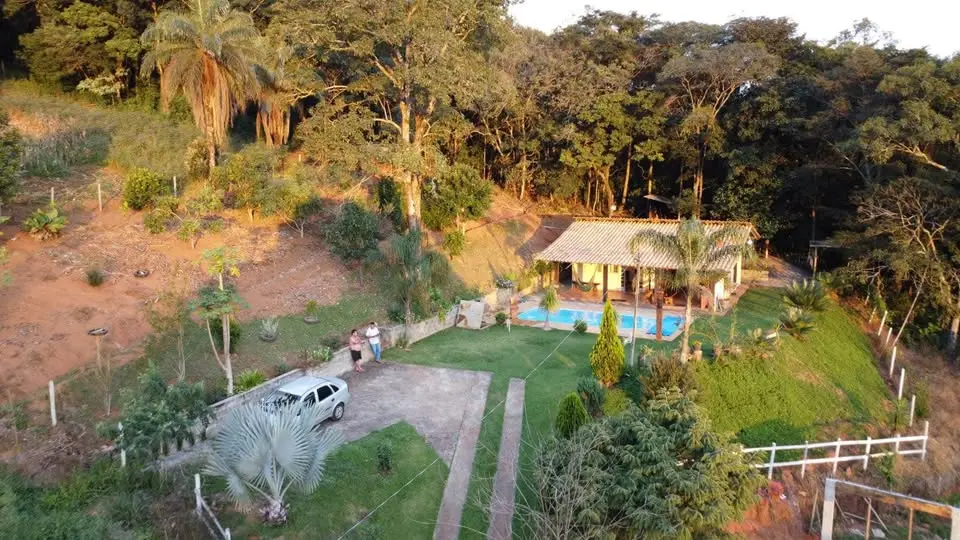 Sítio de 4.500 m² em condomínio fechado à venda