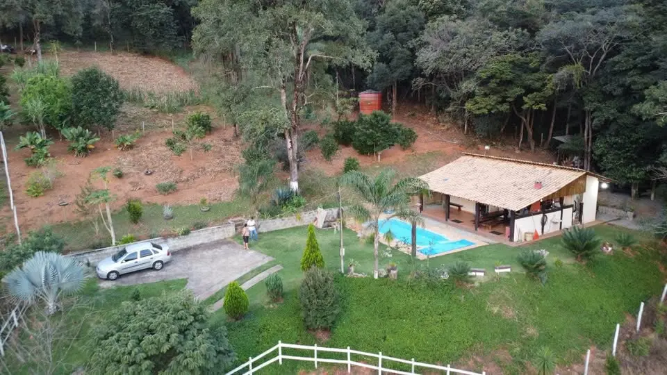 Sítio de 4.500 m² em condomínio fechado à venda