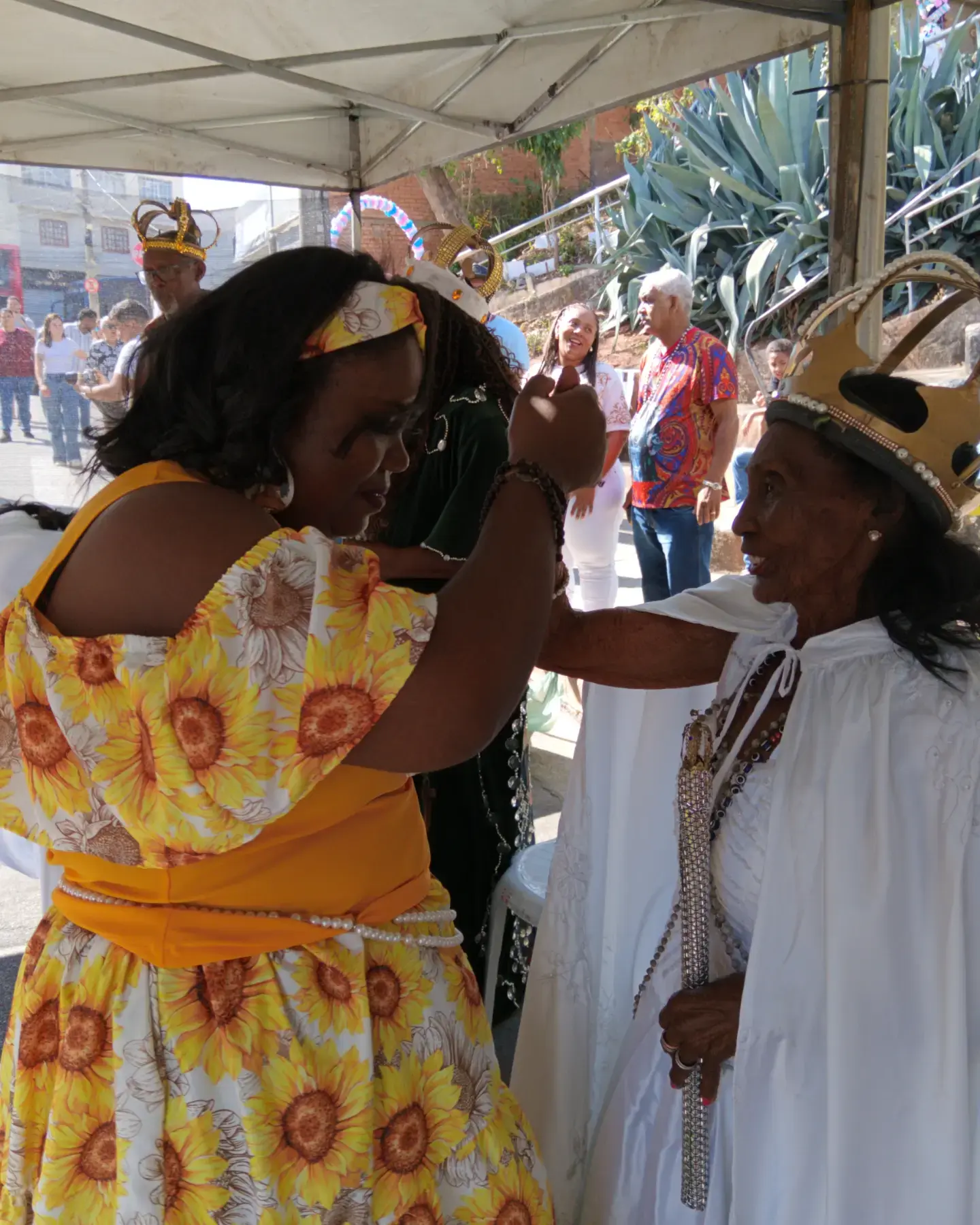 Fiéis participam da Festa de Reinado e pagam promessas