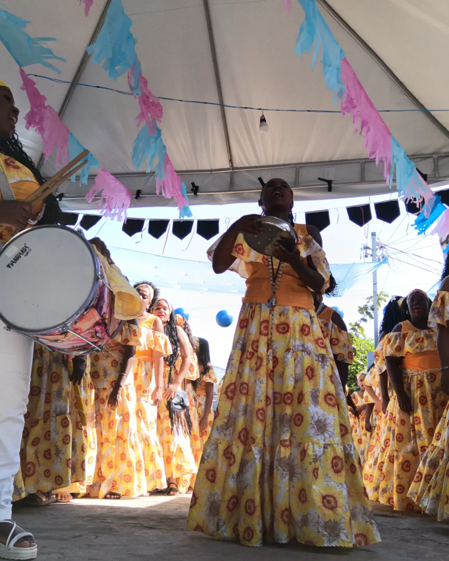 Fiéis participam da Festa de Reinado e pagam promessas