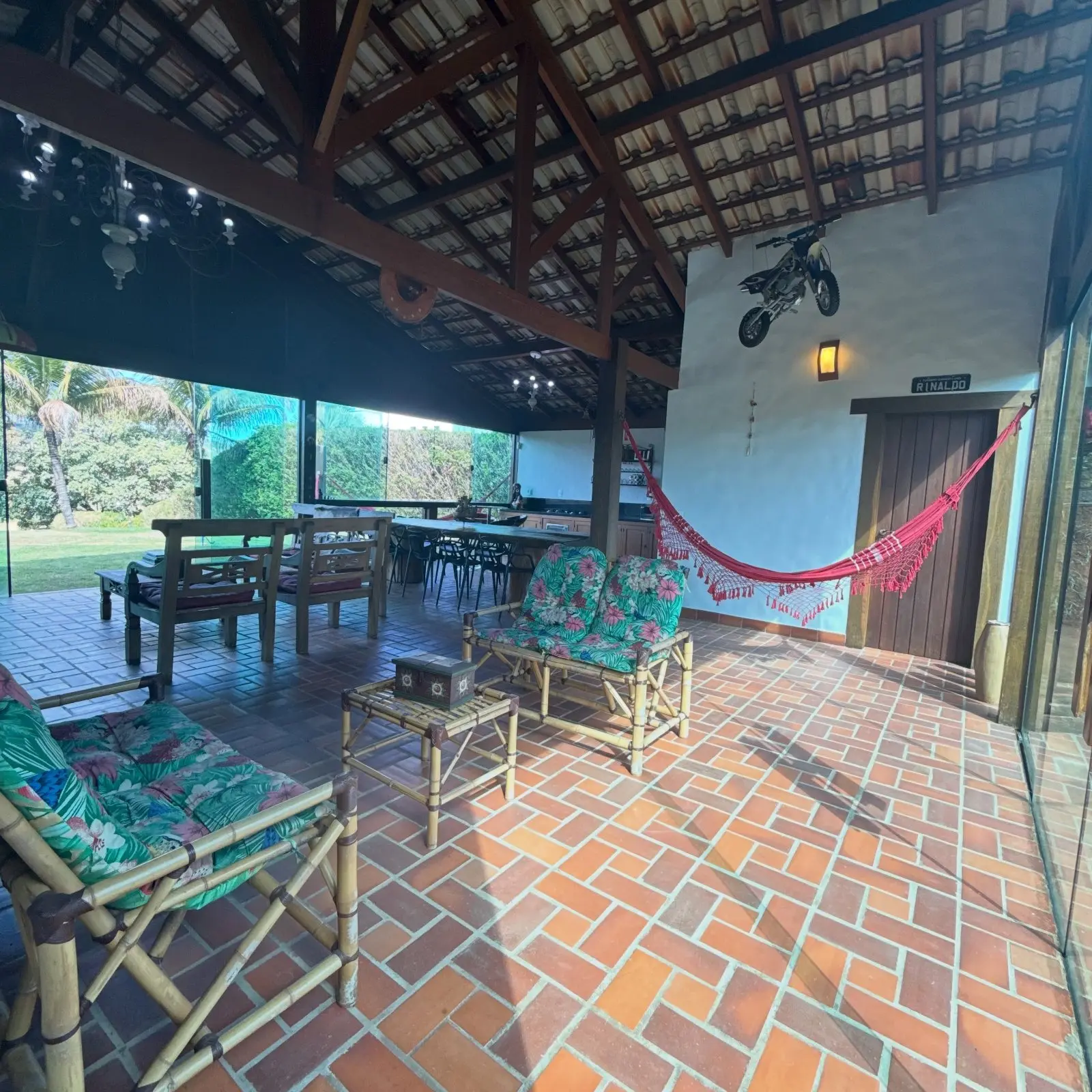 Casa rústica no Condomínio Granja Glória