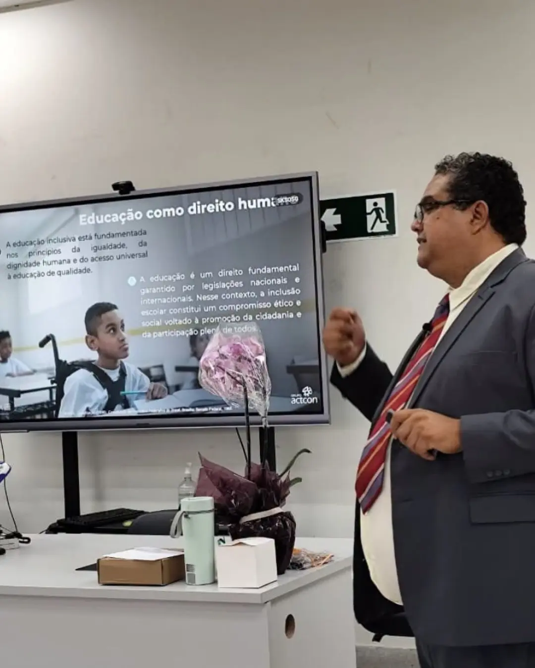 Palestra debate cultura inclusiva na escola pública