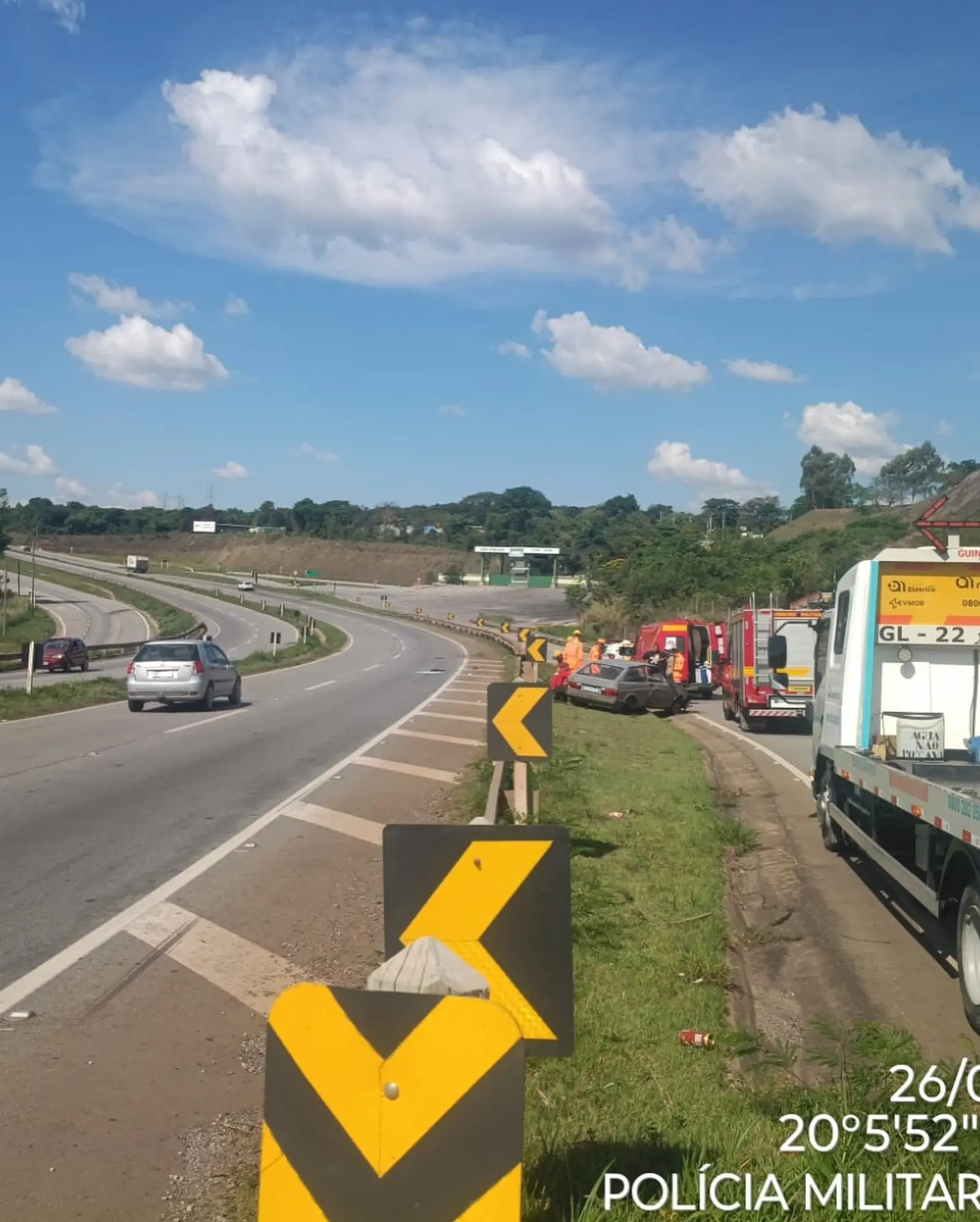 Homem de 68 anos fica gravemente ferido em capotamento na MG-050