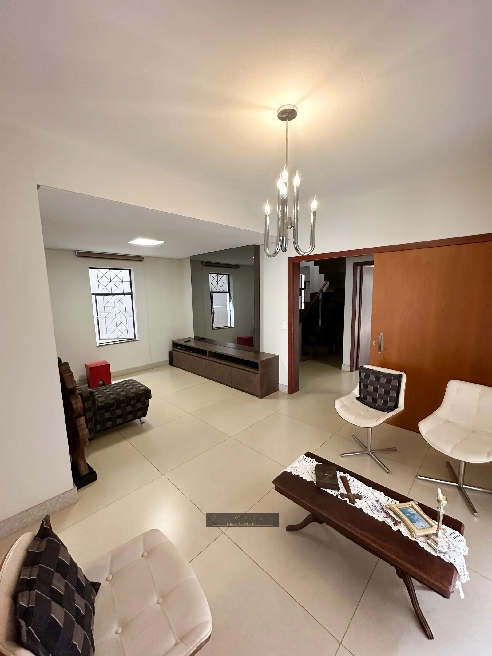 Casa 3 suítes com área de festas no Centro