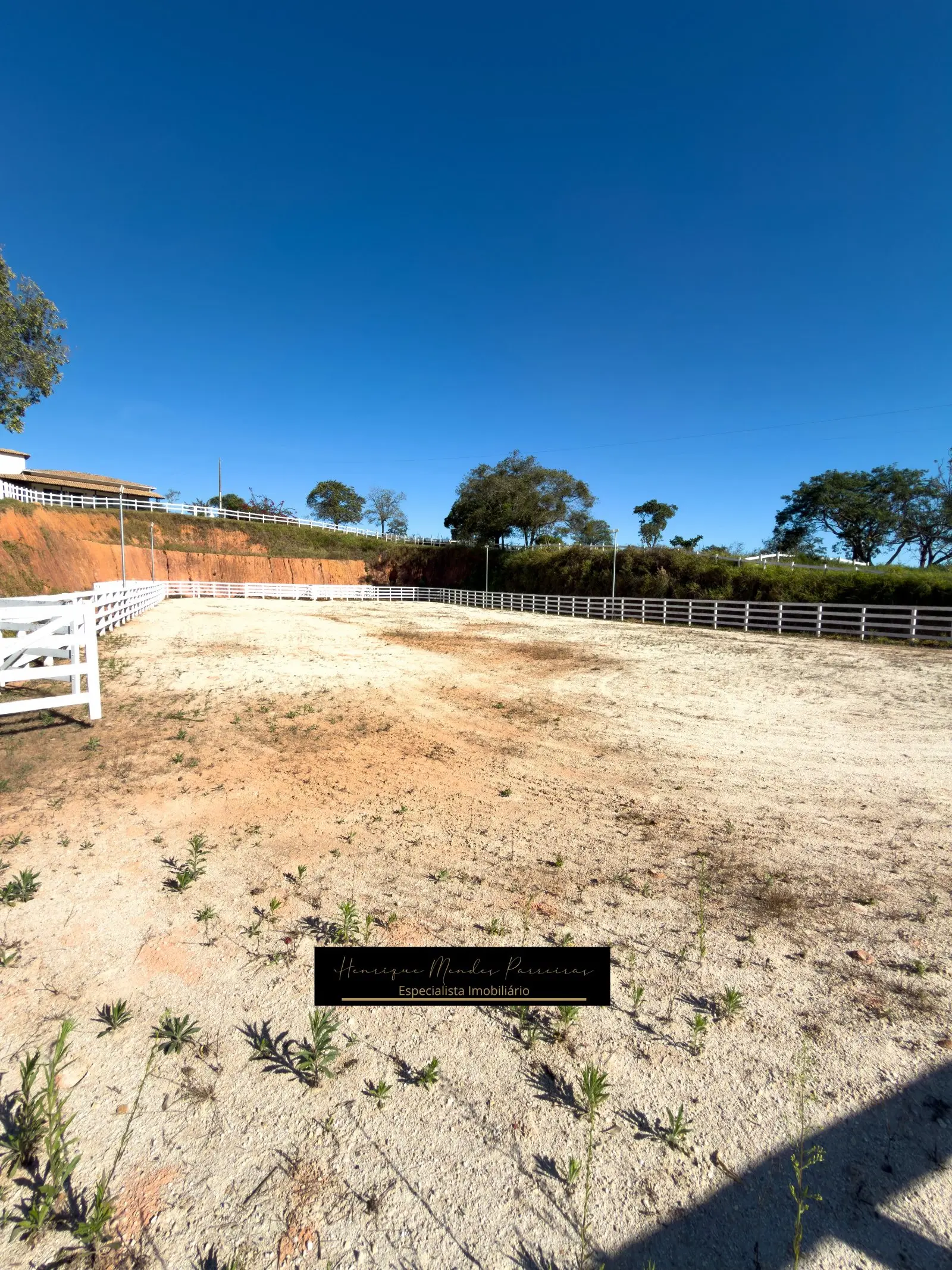 Haras de 2,57 hectares com pista para cavalos