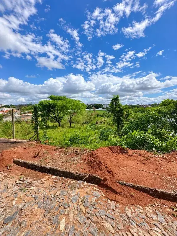 Lote à venda no bairro Tropical, por R$ 320 mil