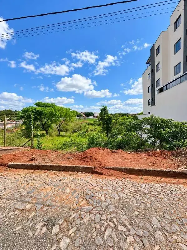 Lote à venda no bairro Tropical, por R$ 320 mil