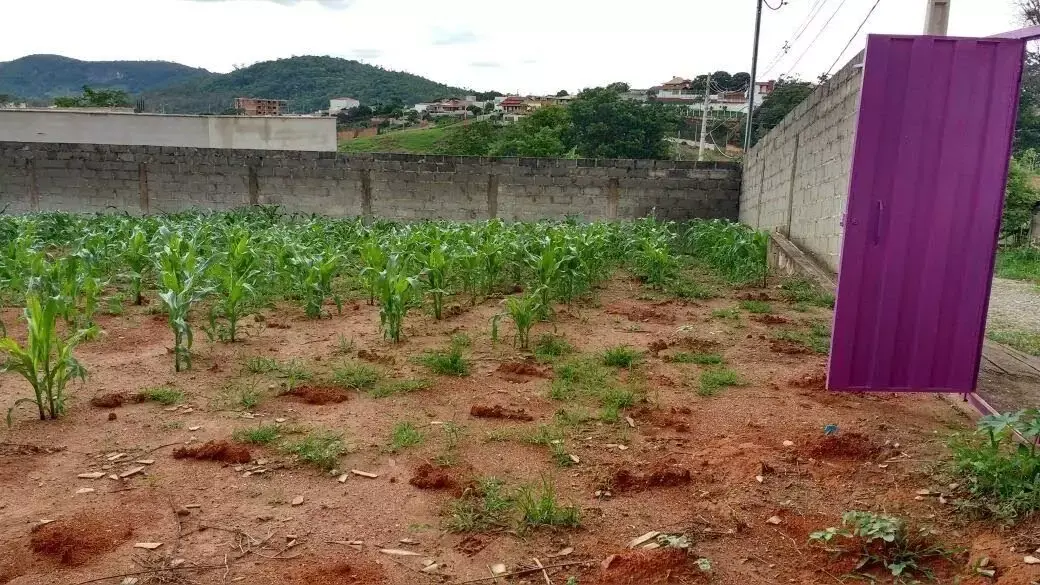 Chácara à venda no Vale das Aroeiras — 1.218 m² murada