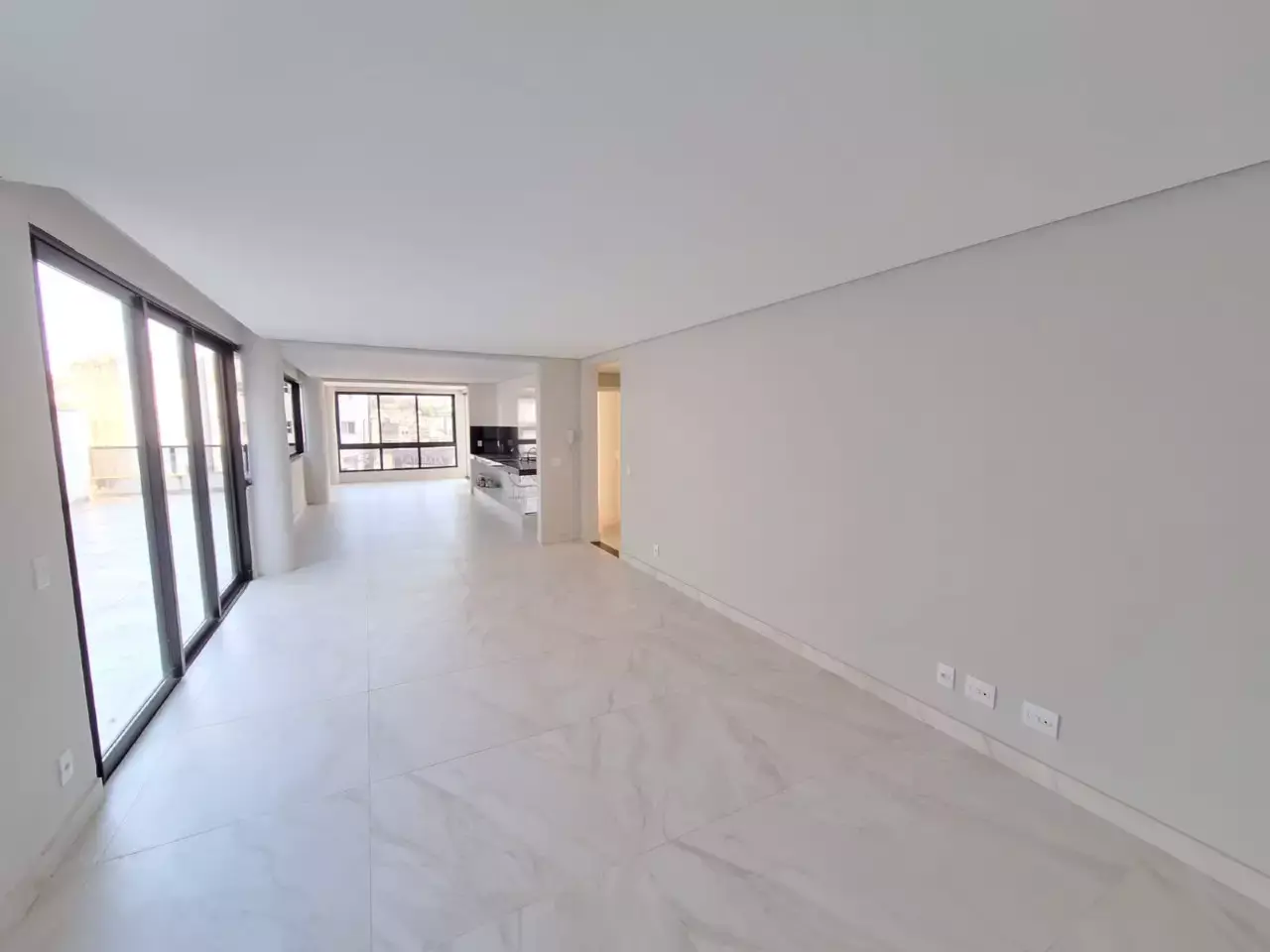 Apartamento com área para alugar, 3 quartos, 1 suíte, 3 vagas, Centro