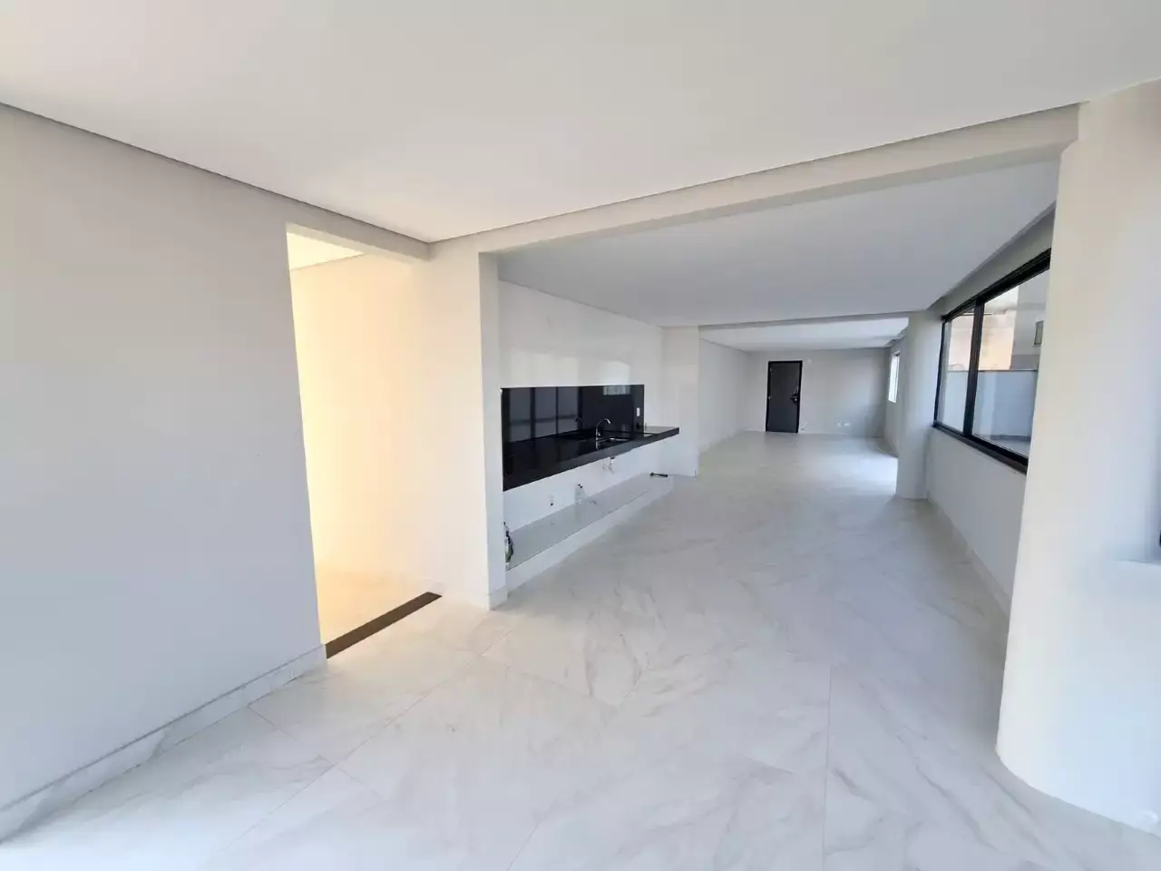 Apartamento com área para alugar, 3 quartos, 1 suíte, 3 vagas, Centro