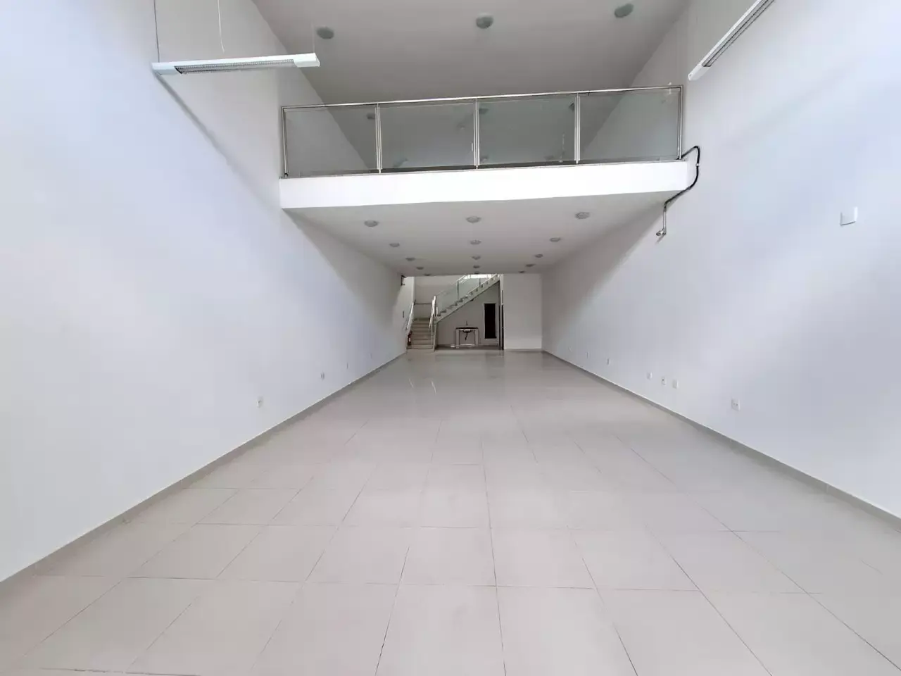 Excelente Loja com Estacionamento na Porta — Centro