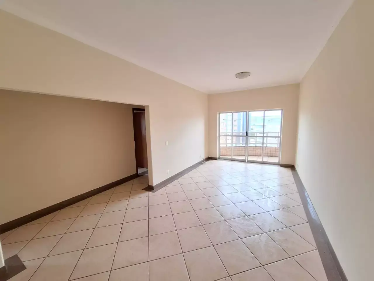 Apartamento para alugar, 3 quartos com suíte, 2 vagas no Centro