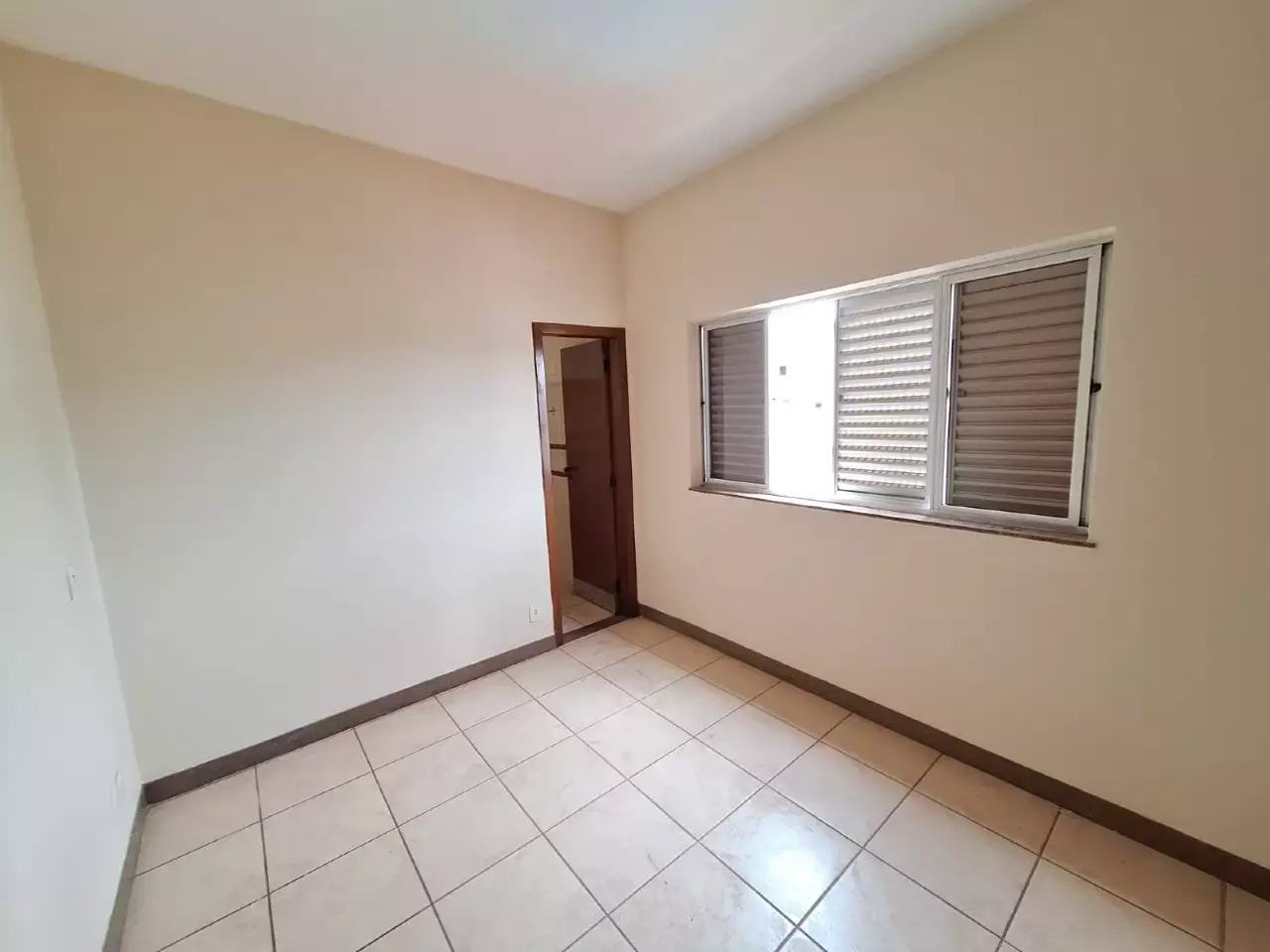 Apartamento para alugar, 3 quartos com suíte, 2 vagas no Centro