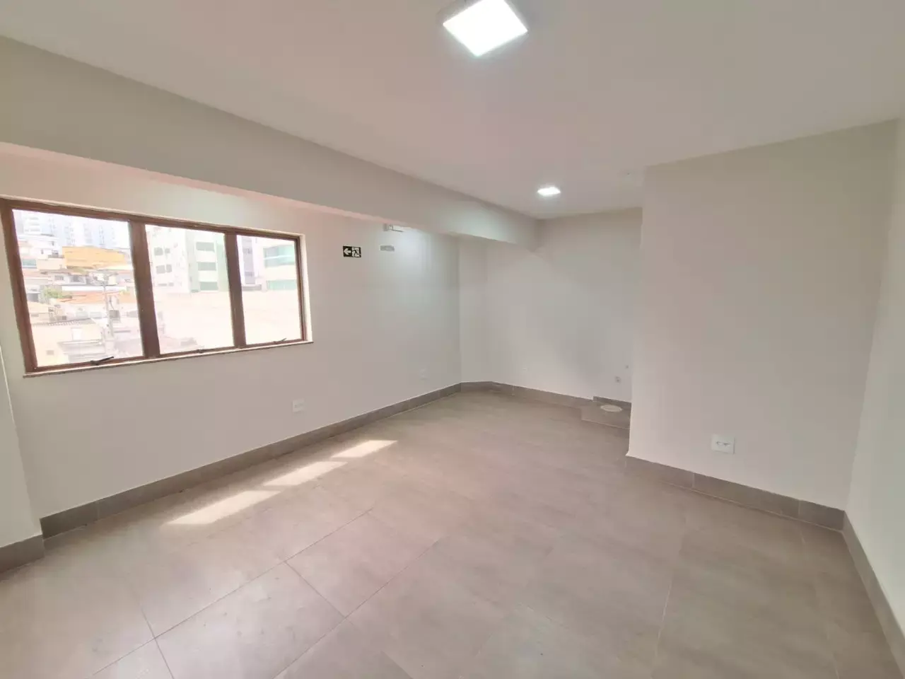 Sala com Ótima Localização Central — para alugar no Centro