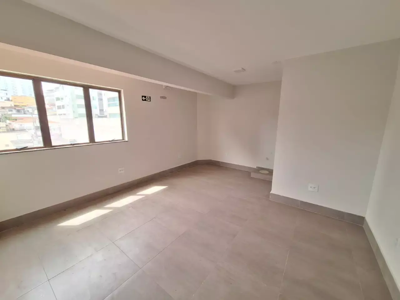 Sala com Ótima Localização Central — para alugar no Centro