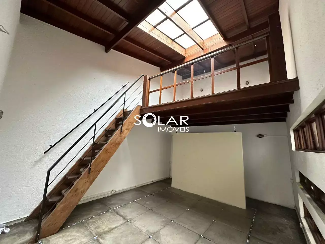 Loja comercial de dois pavimentos para alugar no Centro