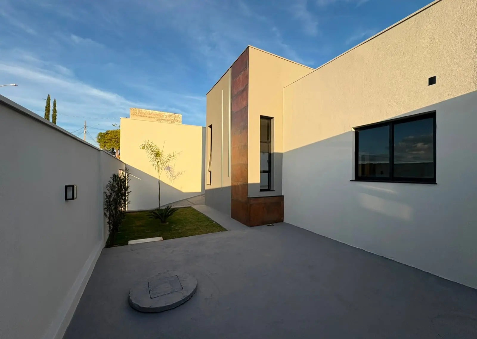 Casa 3 quartos com suíte e 5 vagas no Residencial Santanense