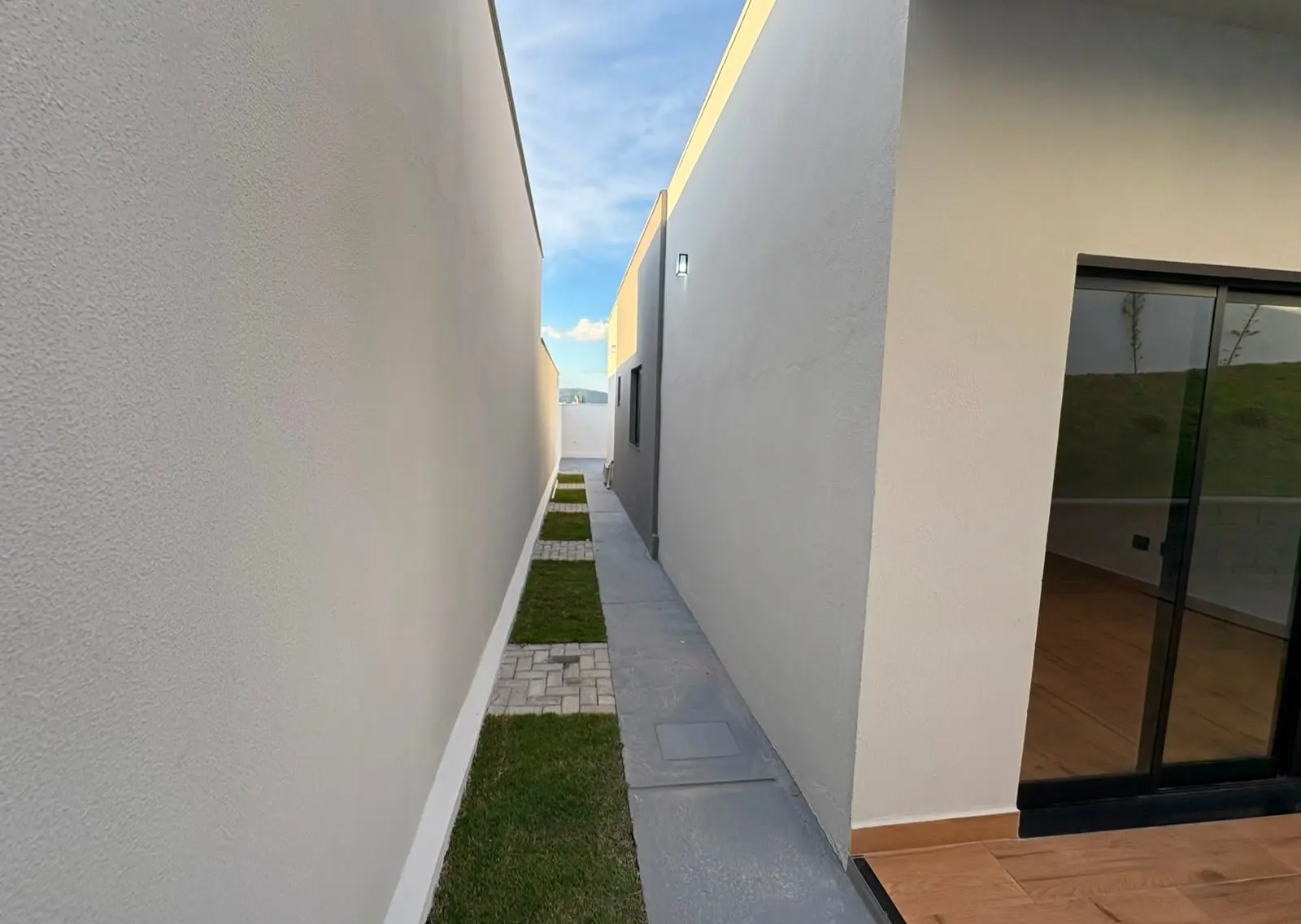 Casa 3 quartos com suíte e 5 vagas no Residencial Santanense