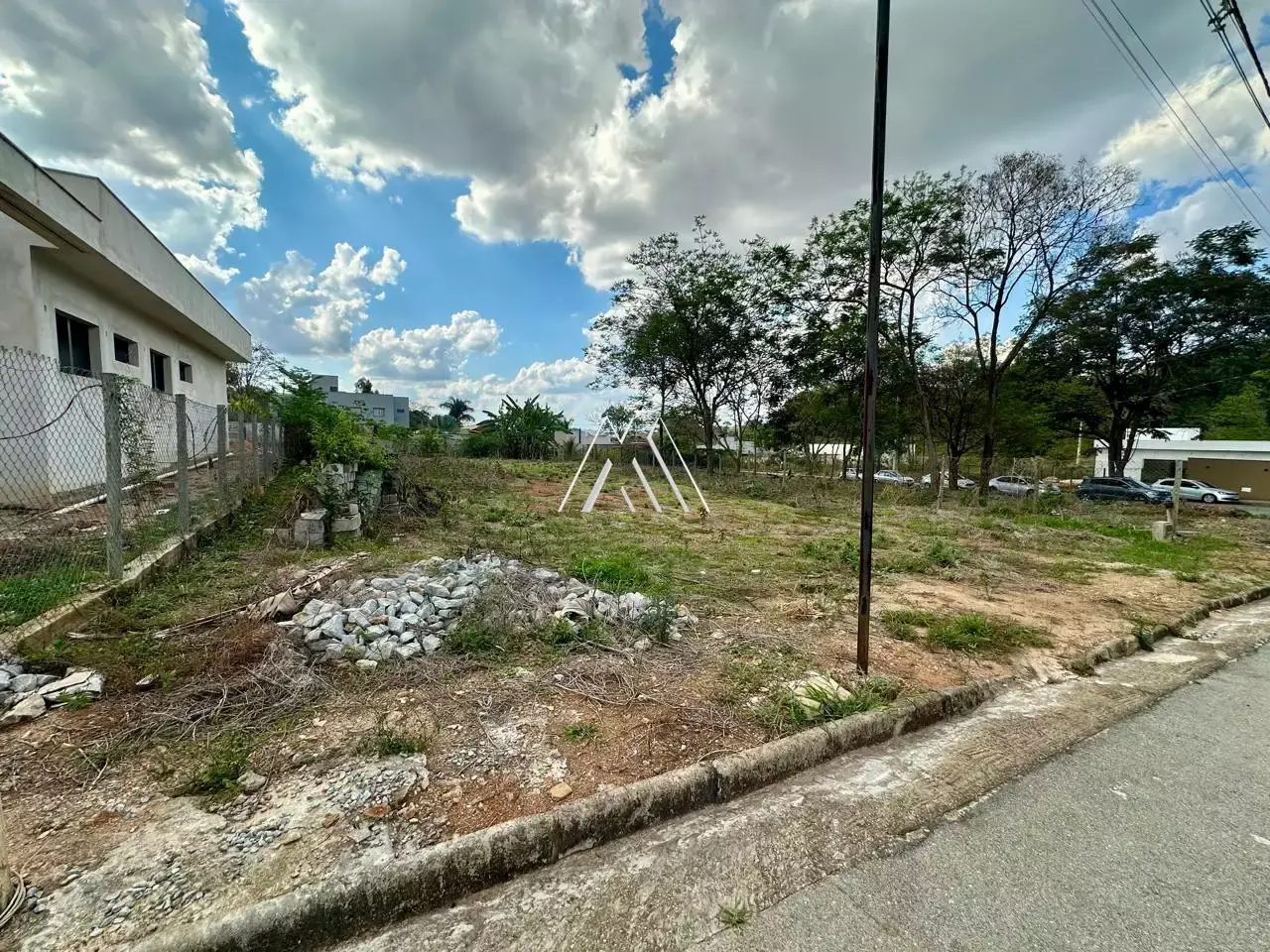 Lote à venda no Condomínio Alphaville, terreno cercado