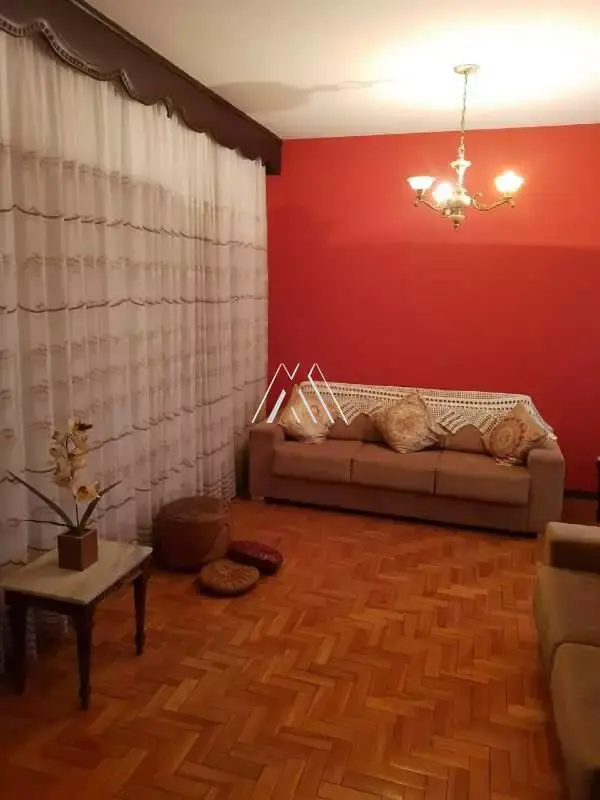 Vendo casa em Itaúna em excelente localização!