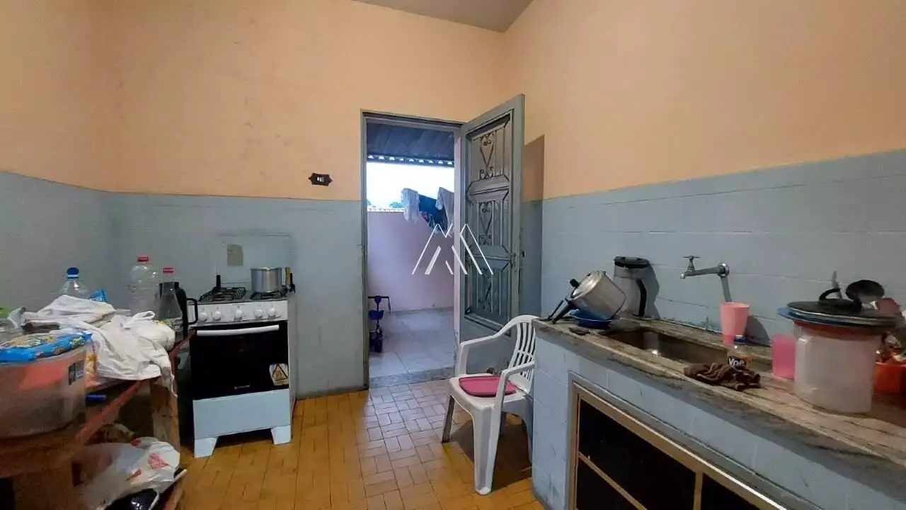 Vendo casa em Itaúna em excelente localização! — Casa 3 quartos no Santanense