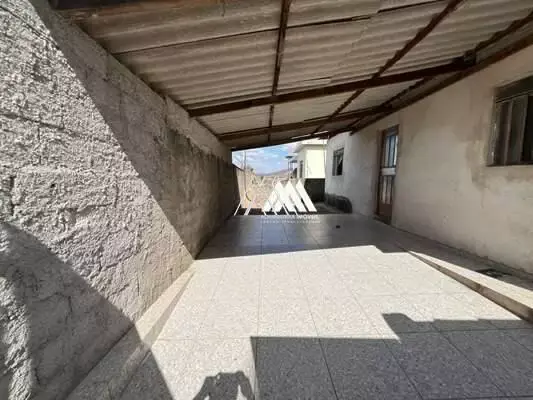 Vendo casa com 03 quartos e 02 vagas no Lourdes