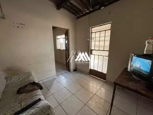 Vendo casa com 03 quartos e 02 vagas no Lourdes