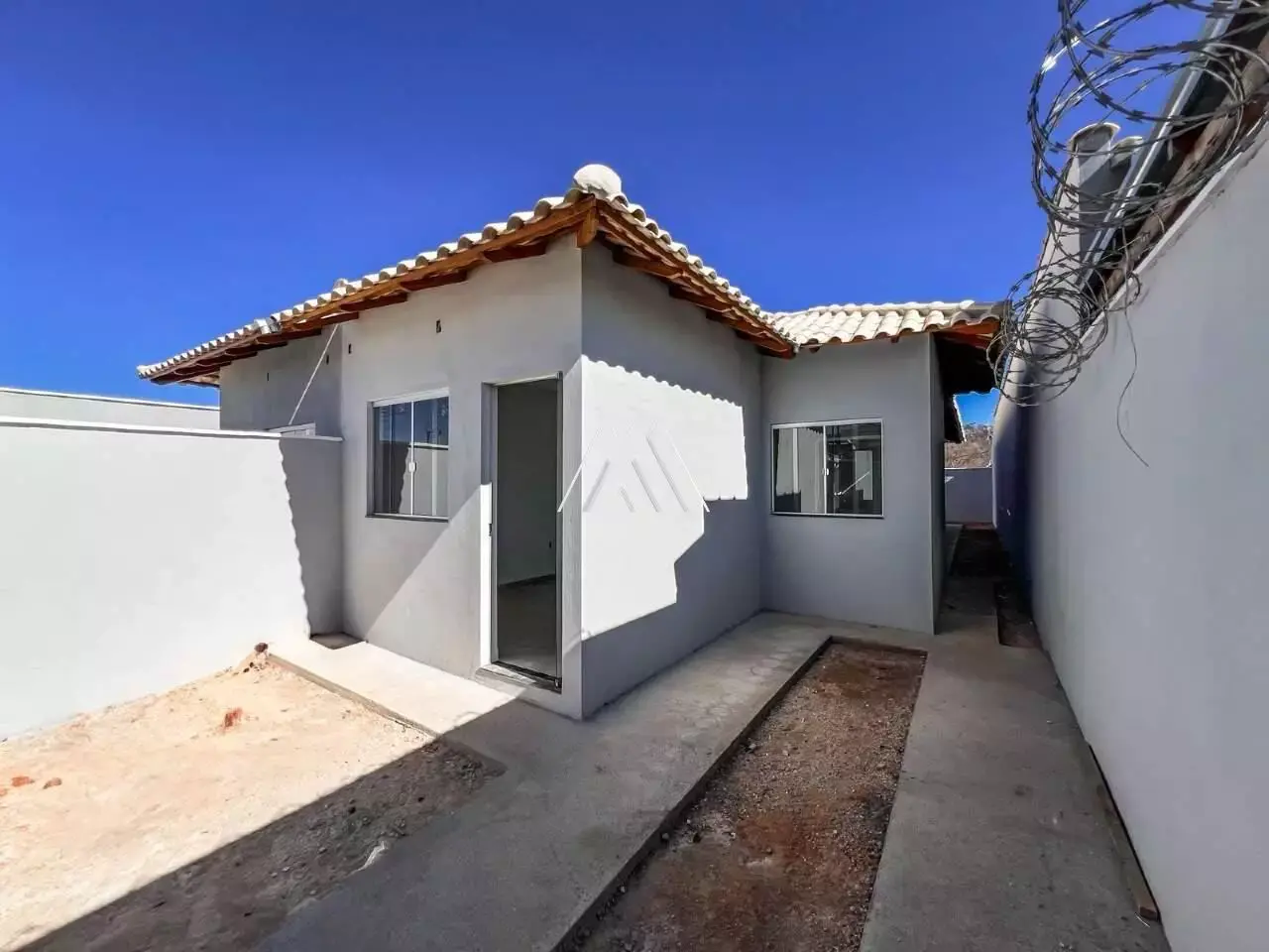 Vendo Casa com 03 Quartos, Cozinha Integrada e 02 Vagas de Garagem