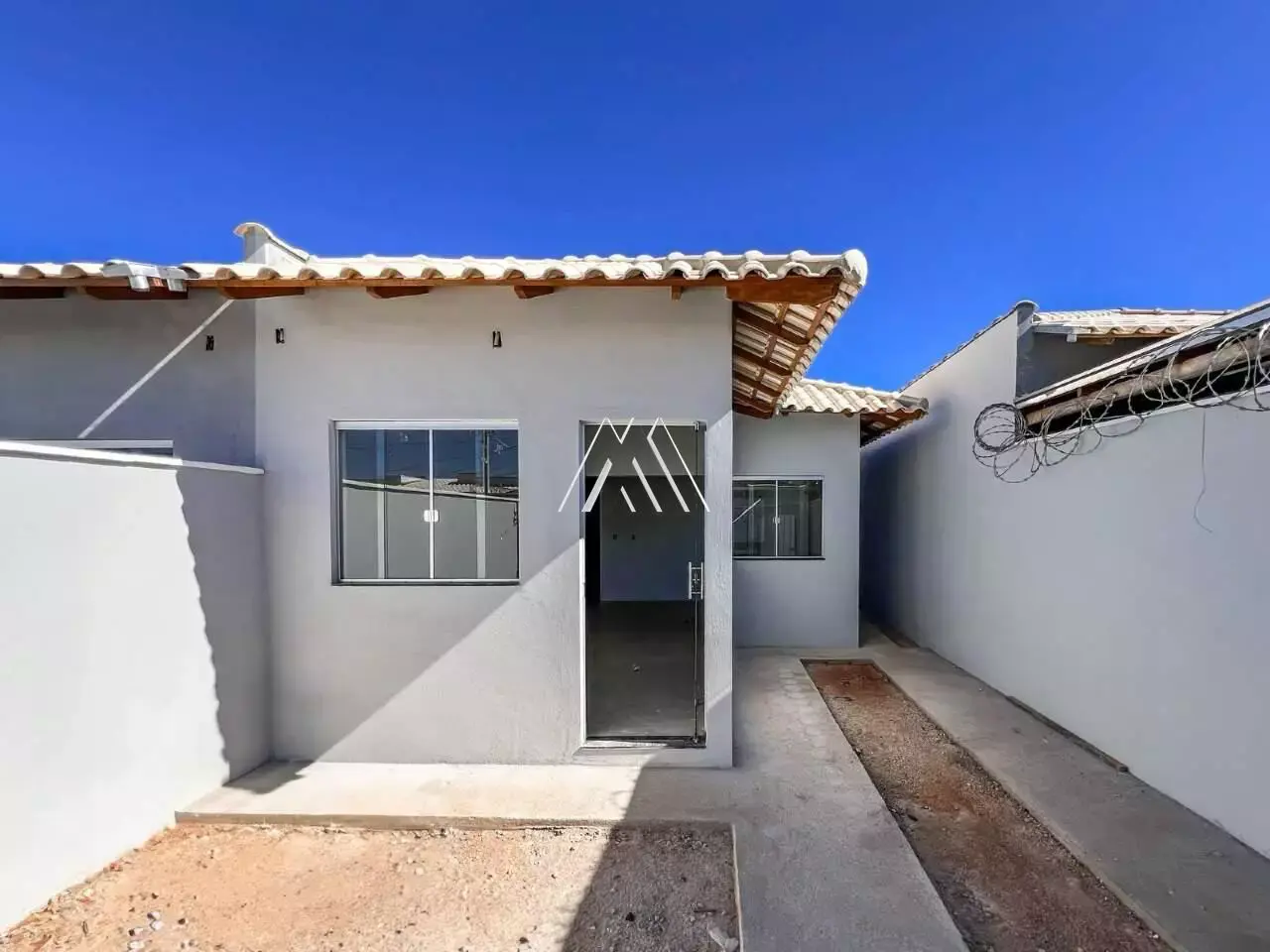 Vendo Casa com 03 Quartos, Cozinha Integrada e 02 Vagas de Garagem