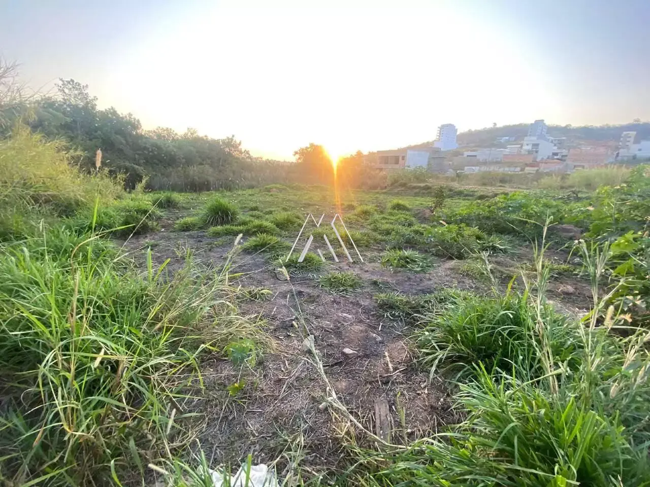 Vendo lote em Itaúna com ótima localização próximo ao centro! — Lote 400 m² no Tropical