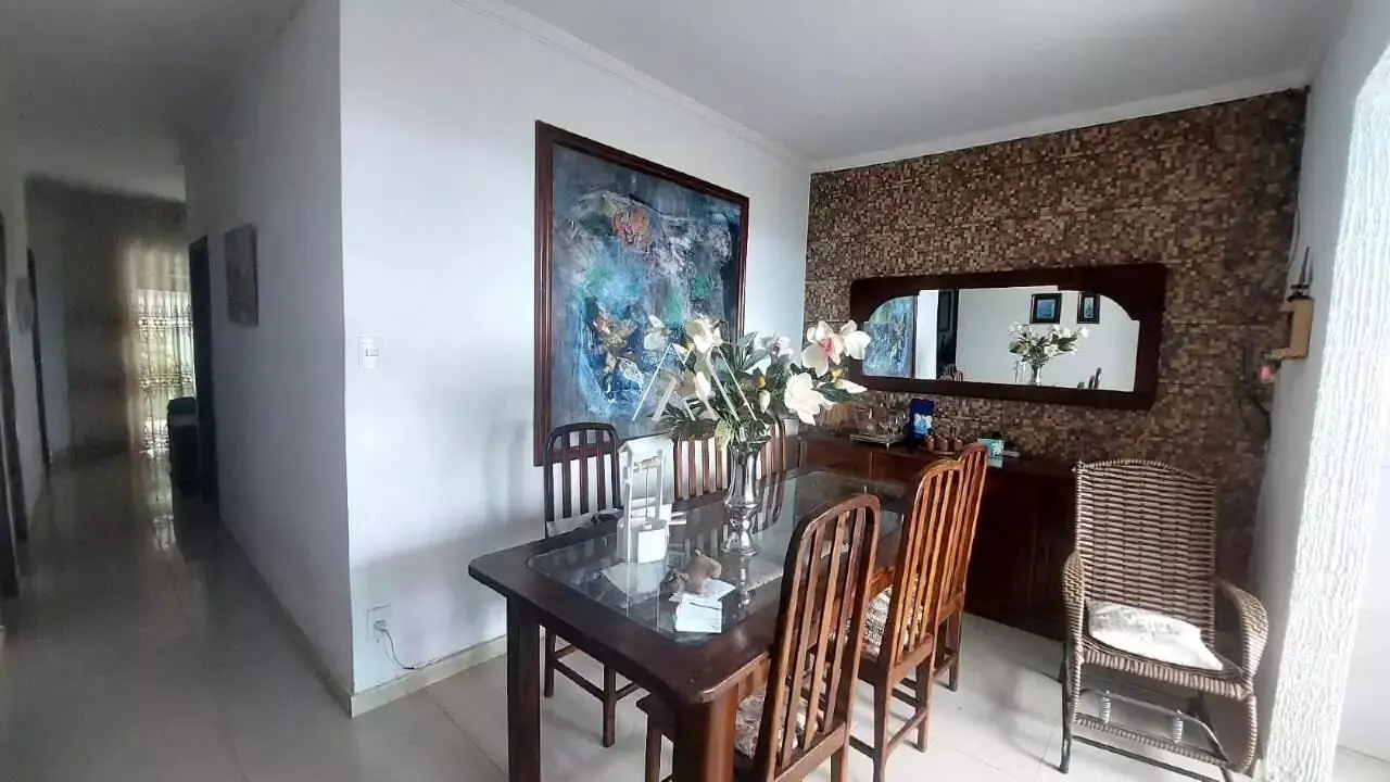Vendo casa de dois pavimentos em Itaúna em excelente localização!