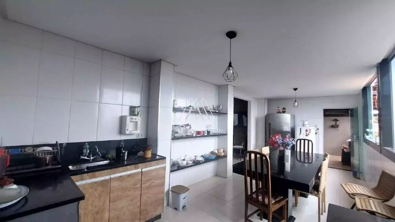 Vendo casa de dois pavimentos em Itaúna em excelente localização!