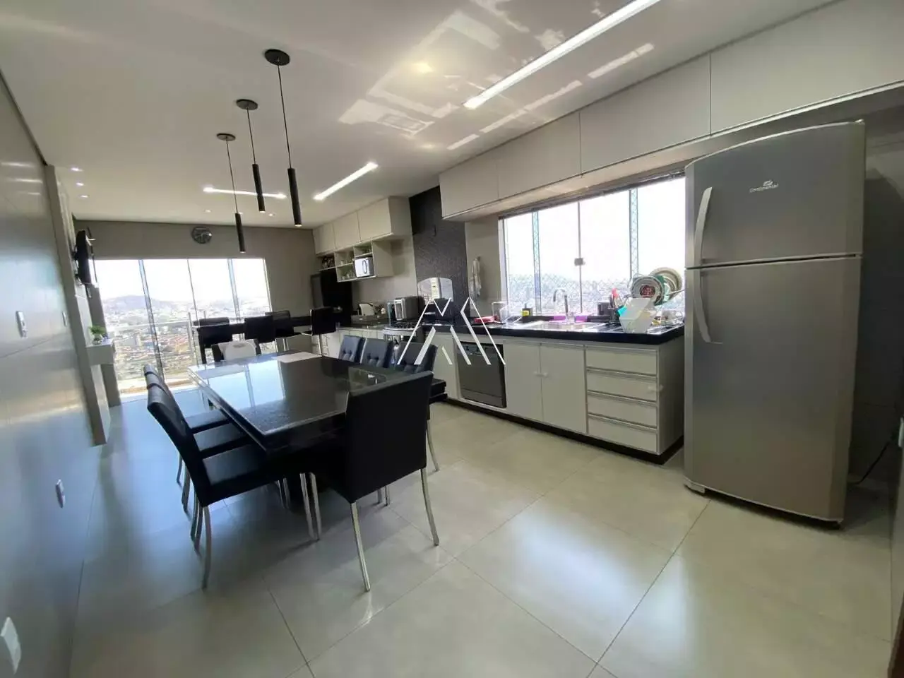 Vendo apartamento em Itaúna com excelente localização! — 3 quartos, 166 m²
